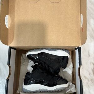 Jordan 11s Black and White 6c
